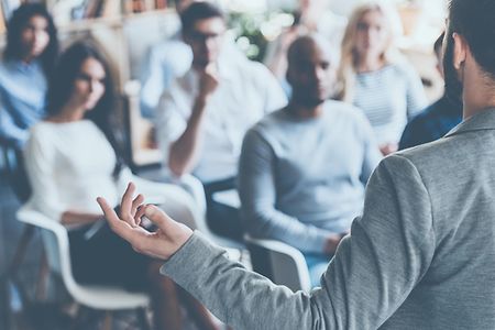 Business-Coach vor Teilnehmern