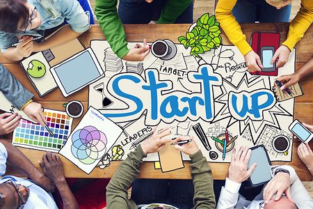 Startup-Schriftzug auf Holztisch