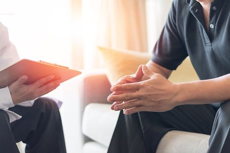 Blick auf Hände zweier Männer im Gespräch